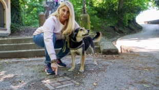 Manuela G. am Unfallort mit ihrem süßen Hund „Hope“. (Bild: Tröster Andreas)