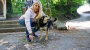Manuela G. am Unfallort mit ihrem süßen Hund „Hope“.