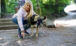 Manuela G. am Unfallort mit ihrem süßen Hund „Hope“.