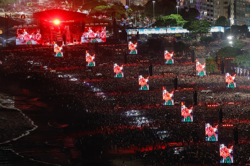Copacabana: Mehr als zwei Millionen Fans kamen zum Gaga-Konzert . (Bild: EPA/ANDRE COELHO)