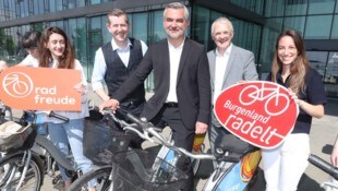 Übergabe der Fahrräder mit Landesrat Heinrich Dorner