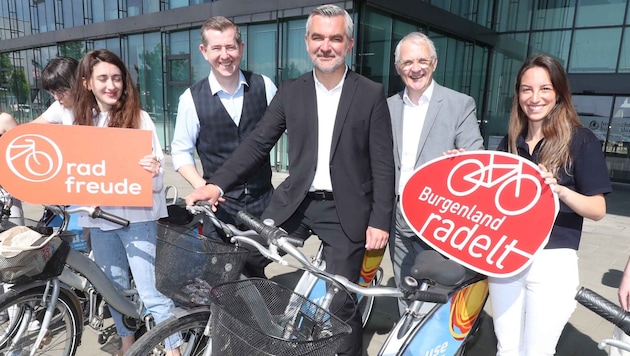Übergabe der Fahrräder mit Landesrat Heinrich Dorner (Bild: Reinhard Judt)
