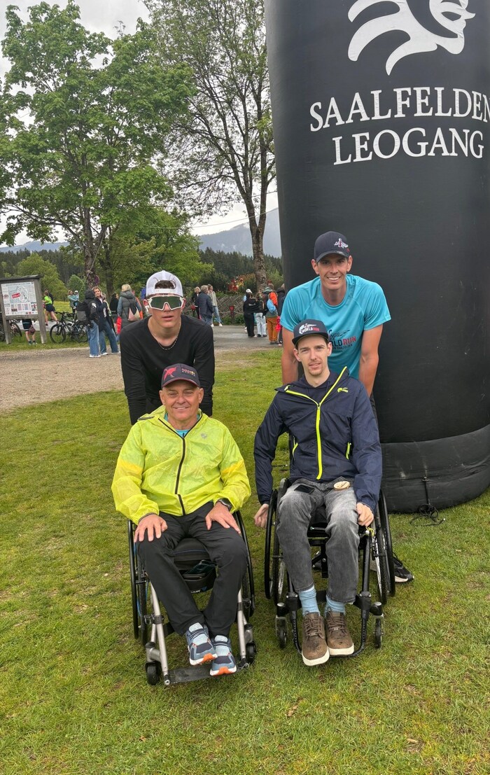 Florian Oberscheider (hi. li.) und Julian Eberhard (hi. re.) mit Franz Trupp (vo. li.) und ...