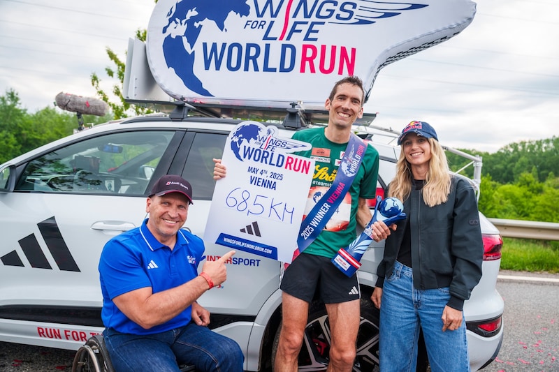Reini Sampl und Anna Gasser, Piloten des Catcher Car, waren die ersten Gratulanten von Andreas Vojta.  (Bild: Philip Platzer for Wings for Life World Run)