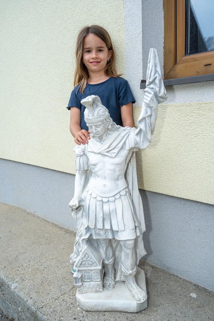 Auch die kleine Magdalena aus Niederdörfl hatte eine Freude mit dem singenden Besuch und ist ...