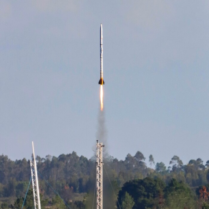 Die selbstgebaute Rakete fliegt rund 9000 Meter hoch.