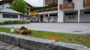 Am Schauplatz des Mordes: Blumen und ein Kerzlein erinnern an Jenny Z. (Bild: Jönsson Kerstin)