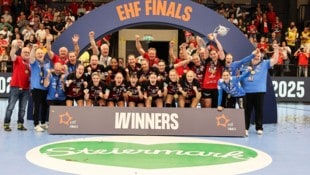 Am Ziel: der Thüringer HC mit Ex-Teamchef Herbert Müller und den beiden Österreicherinnen Johanna Reichert und Josefine Hanfland triumphierte in der European League. (Bild: GEPA)