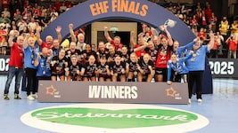Am Ziel: der Thüringer HC mit Ex-Teamchef Herbert Müller und den beiden Österreicherinnen Johanna Reichert und Josefine Hanfland triumphierte in der European League. (Bild: GEPA)