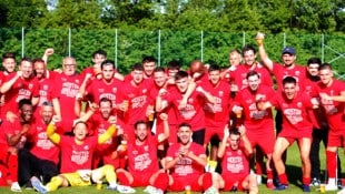Meisterjubel bei der 1b von ASKÖ Oedt. (Bild: Foto Lui)