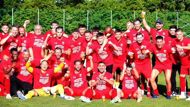 Meisterjubel bei der 1b von ASKÖ Oedt. (Bild: Foto Lui)