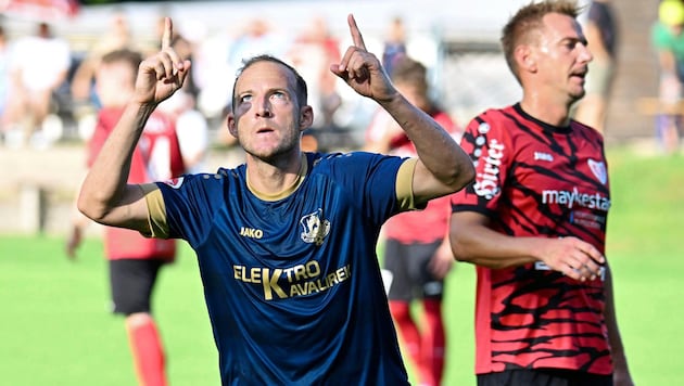 Mario Kröpfl zeigt es an: Velden klettert eine Liga höher.  (Bild: Sobe Hermann)
