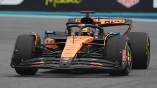 Doppelführung für McLaren (Bild: AP/ASSOCIATED PRESS)