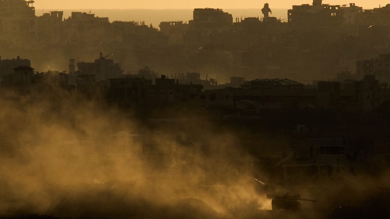 Ein israelischer Panzer manövriert im Gazastreifen. (Bild: AP/Ariel Schalit)