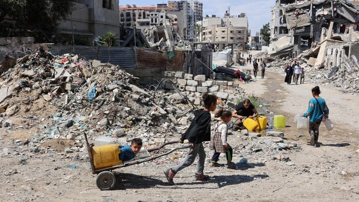 Palästinensische Kinder auf dem Weg zu einer Wasserausgabestelle in Gaza-Stadt