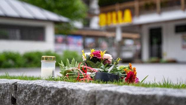 Für das Opfer wurden am Tatort Blumen niedergelegt.