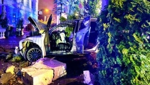 Die Lenkerin (19) verlor die Kontrolle über ihren silbernen Audi und rammte eine Gastgarten-Mauer. (Bild: Markus Tschepp)