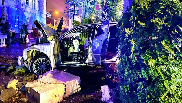 Die Lenkerin (19) verlor die Kontrolle über ihren silbernen Audi und rammte eine Gastgarten-Mauer. (Bild: Markus Tschepp)