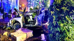 Die Lenkerin (19) verlor die Kontrolle über ihren silbernen Audi und rammte eine Gastgarten-Mauer. (Bild: Markus Tschepp)