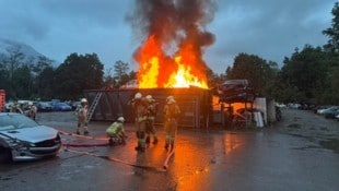 25 Mann standen im Einsatz. (Bild: Feuerwehr Zirl)