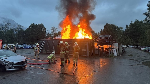25 Mann standen im Einsatz. (Bild: Feuerwehr Zirl)