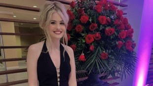Anna Nicole Smiths Tochter Dannielynn in einem Kleid ihrer Mutter.