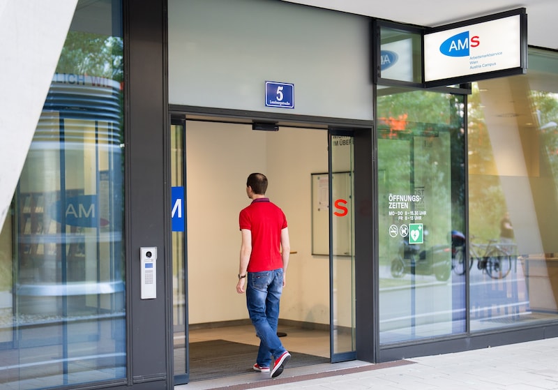 Immer mehr Niederösterreicher müssen den Gang zum AMS antreten. (Bild: APA/GEORG HOCHMUTH)