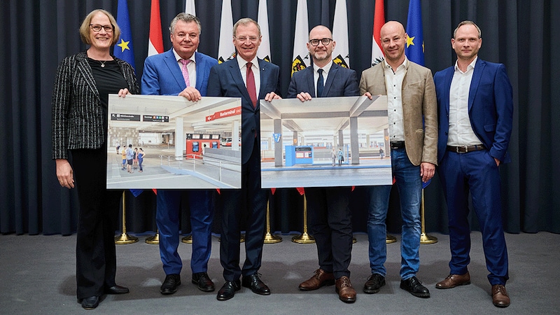 V.l.n.r.: Sonja Wiesholzer, Geschäftsführerin Schiene OÖ; Günther Steinkellner, Landesrat für Mobilität und Infrastruktur; Landeshauptmann Thomas Stelzer, der Linzer Bürgermeister Dietmar Prammer, Vbgm. Martin Hajart und Klaus Wimmer, Geschäftsführer OÖ Verkehrsverbund Gesellschaft (Bild: Land OÖ/Mayr)