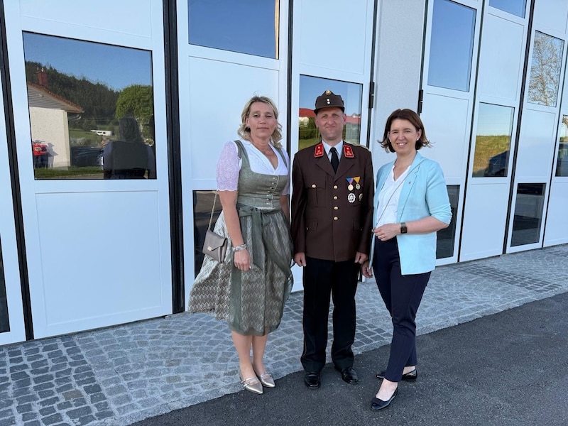 Bürgermeisterin Anita Gstöttenmayr, Feuerwehrkommandant Patrick Hoffelner und Feuerwehr-Landesrätin Michaela Langer-Weninger (v.l.) bei der Eröffung des neuen Feuerwehrhauses. (Bild: Land OÖ)
