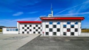So sieht das neue Feuerwehrhaus im Zentrum von Leopoldschlag aus. Die Errichtung kostete rund eine Milion Euro. (Bild: Land OÖ)