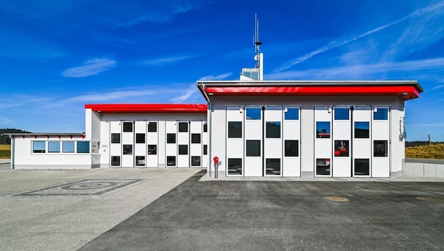 So sieht das neue Feuerwehrhaus im Zentrum von Leopoldschlag aus. Die Errichtung kostete rund eine Milion Euro. (Bild: Land OÖ)