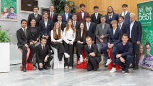Die sieben Teams, die ihre Projekte präsentierten. (Bild: Die Fotografen)