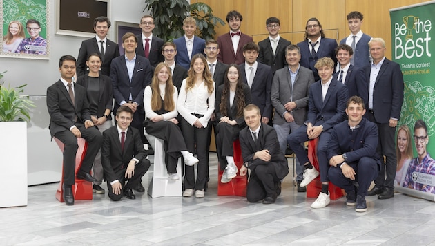Die sieben Teams, die ihre Projekte präsentierten. (Bild: Die Fotografen)