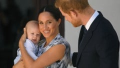 Herzogin Meghan und Prinz Harry 2019 mit Baby Archie auf Afrika-Tour – der letzte große Auftritt als Royal-Familie zu dritt.  (Bild: Viennareport)