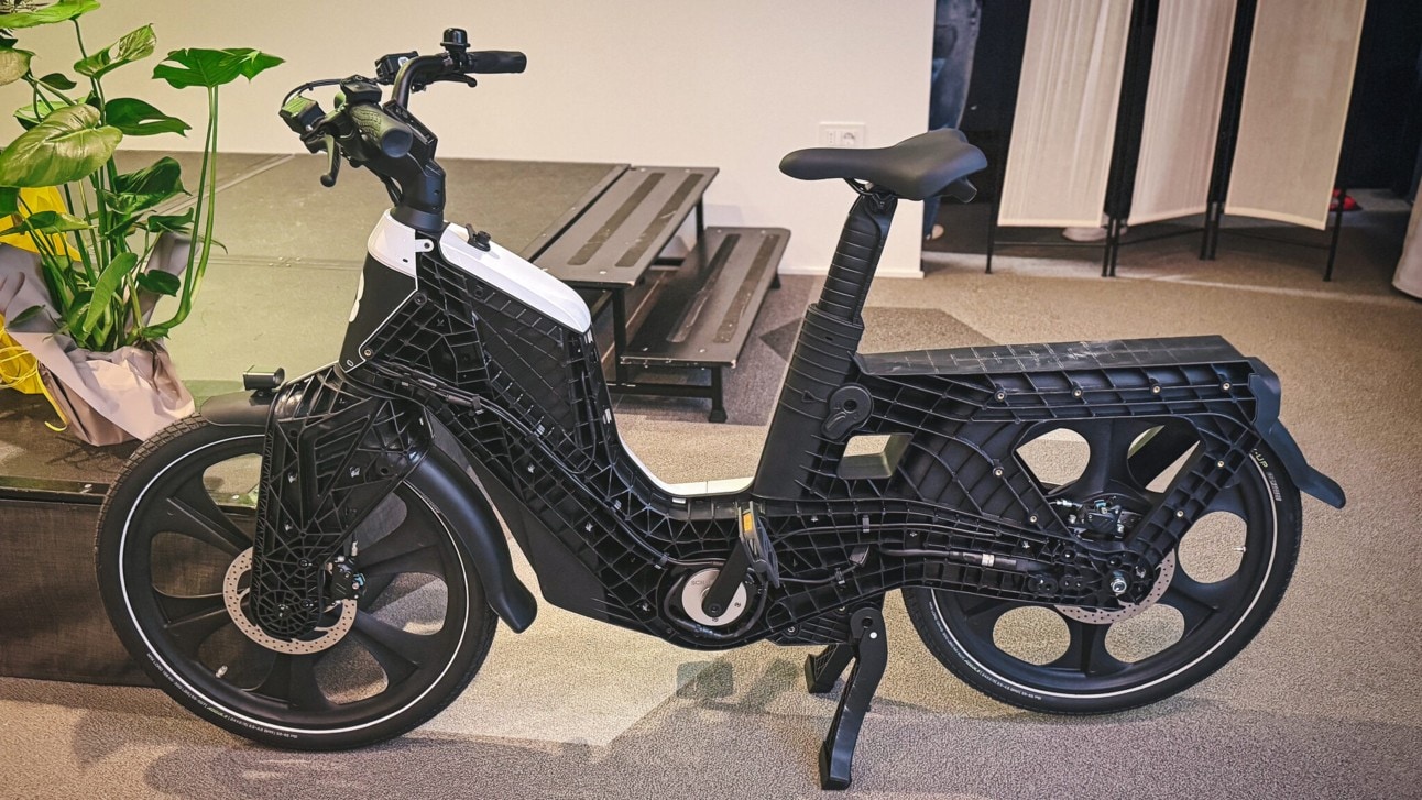 Das Münchner Startup Mocci fertigte mit KI-Unterstützung diesen Fahrradrahmen (hier am Bild ohne Abdeckung) komplett im Spritzgußverfahren. Das Rad verfügt außerdem über einen kettenlosen, wartungsfreien Antrieb. Die Pedale treiben dabei einen Generator an, der die Energie für den Elektromotor im Hinterrad erzeugt.  
