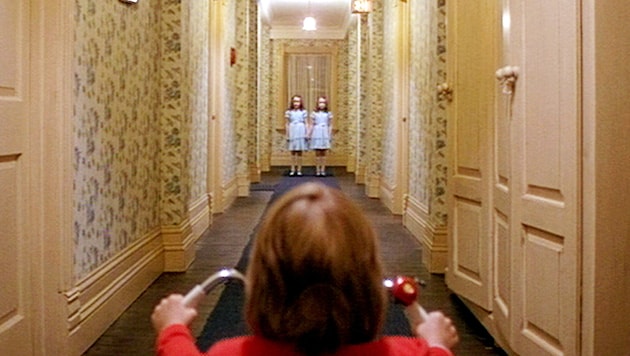 Die Grusel-Zwillinge aus „The Shining“ bereiteten den Zuschauern Albräume.  (Bild: ©Warner Bros / Everett Collection / picturedesk.com)