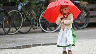 Diese junge Dame macht‘s vor: Den Regenschirm sollte man in den nächsten Tagen nicht vergessen. (Bild: Spitzbart Wolfgang)