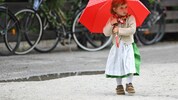 Diese junge Dame macht‘s vor: Den Regenschirm sollte man in den nächsten Tagen nicht vergessen.