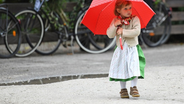 Diese junge Dame macht‘s vor: Den Regenschirm sollte man in den nächsten Tagen nicht vergessen. (Bild: Spitzbart Wolfgang)