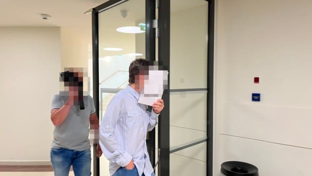 Der 16-Jährige kommt auf freiem Fuß zur Verhandlung im Wiener Landl. (Bild: Sophie Pratschner, Krone KREATIV)