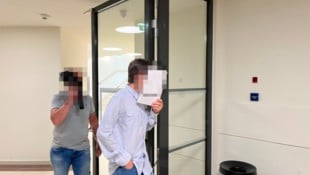 Der 16-Jährige kommt auf freiem Fuß zur Verhandlung im Wiener Landl. (Bild: Sophie Pratschner, Krone KREATIV)