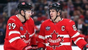 Nathan MacKinnon (links) und Sidney Crosby werden für Kanada an der WM teilnehmen.  (Bild: AFP/APA/Getty Images via AFP/GETTY IMAGES/Maddie Meyer)
