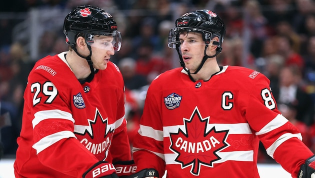 Nathan MacKinnon (links) und Sidney Crosby werden für Kanada an der WM teilnehmen.  (Bild: AFP/APA/Getty Images via AFP/GETTY IMAGES/Maddie Meyer)