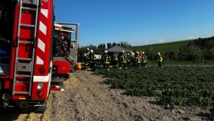 Der Einsatz mitten auf einem Erdbeerfeld. (Bild: FF Pram)