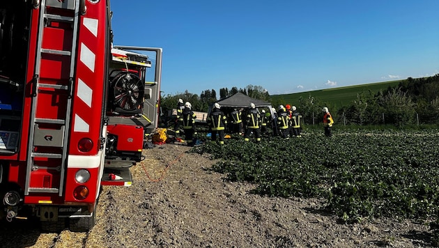Der Einsatz mitten auf einem Erdbeerfeld. (Bild: FF Pram)