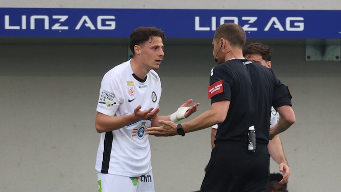 Belmin Beganovic musste in Linz Lehrgeld zahlen, sah Gelb-Rot.