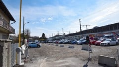 Die Parkplätze nördlich des Bahnhofs sind seit dieser Woche nicht mehr gratis. (Bild: Josef Vorlaufer)