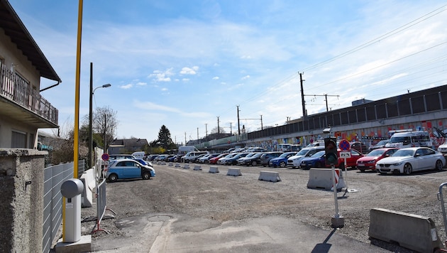 Die Parkplätze nördlich des Bahnhofs sind seit dieser Woche nicht mehr gratis. (Bild: Josef Vorlaufer)