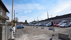 Die Parkplätze nördlich des Bahnhofs sind seit dieser Woche nicht mehr gratis. (Bild: Josef Vorlaufer)