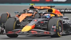 Max Verstappen und Lando Norris lieferten sich in Miami einen heißen Zweikampf – da wollte die McLaren Box dienlich sein. (Bild: AP)